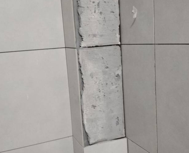 红桥瓷砖空鼓维修公司分享下瓷砖施工前基层浇水润湿程度不足，可能导致以下问题