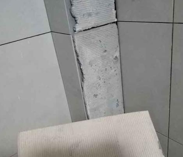 红桥瓷砖空鼓维修公司分享下厨房瓷砖脱落的补救措施。